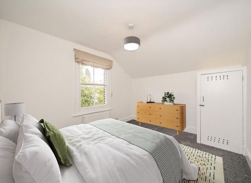 Flat Gleneagle Road in Greater London