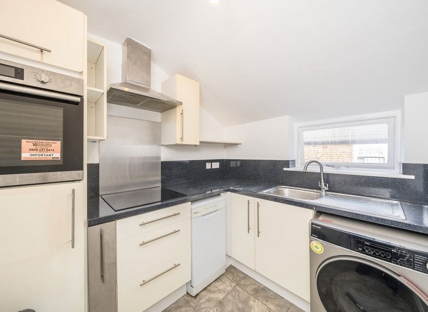 Flat Gleneagle Road in Greater London