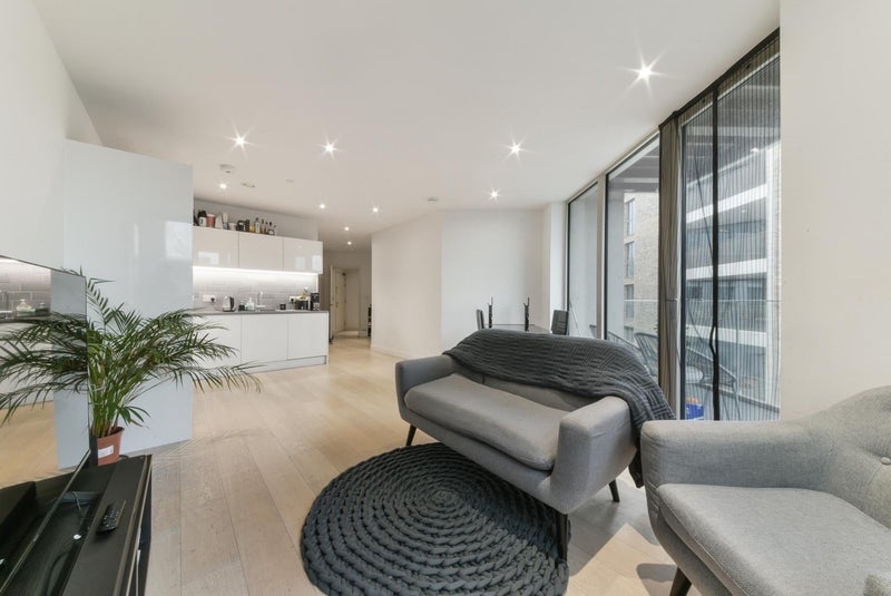 Room Schooner Road in Greater London