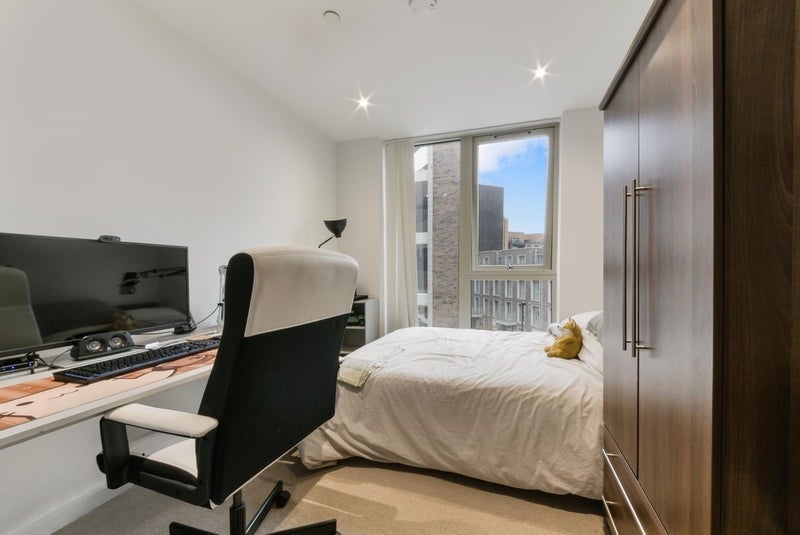 Room Schooner Road in Greater London