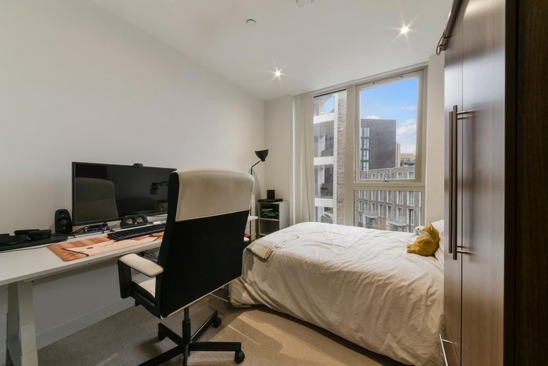Room Schooner Road in Greater London