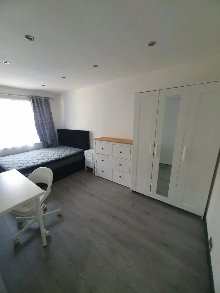 Room Albany Close in Greater London