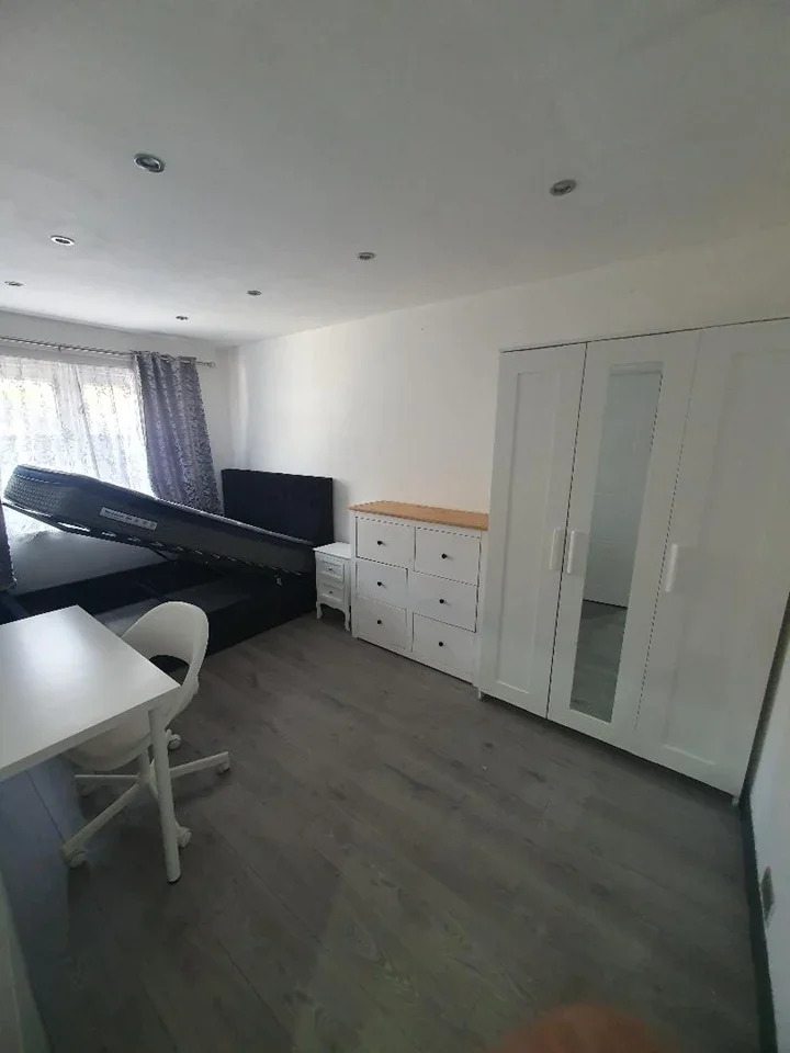 Room Albany Close in Greater London