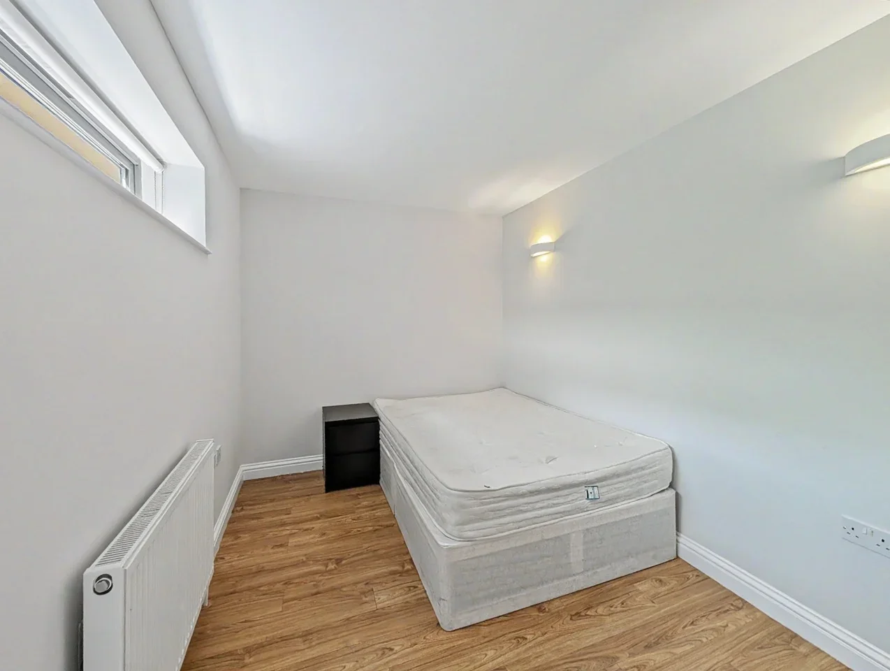 Flat Ratcliffe Cross Street in Greater London
