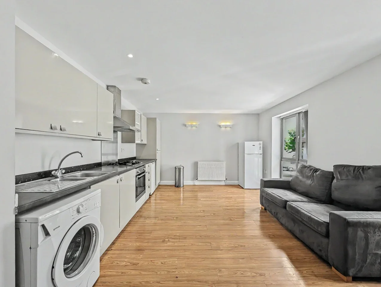 Flat Ratcliffe Cross Street in Greater London