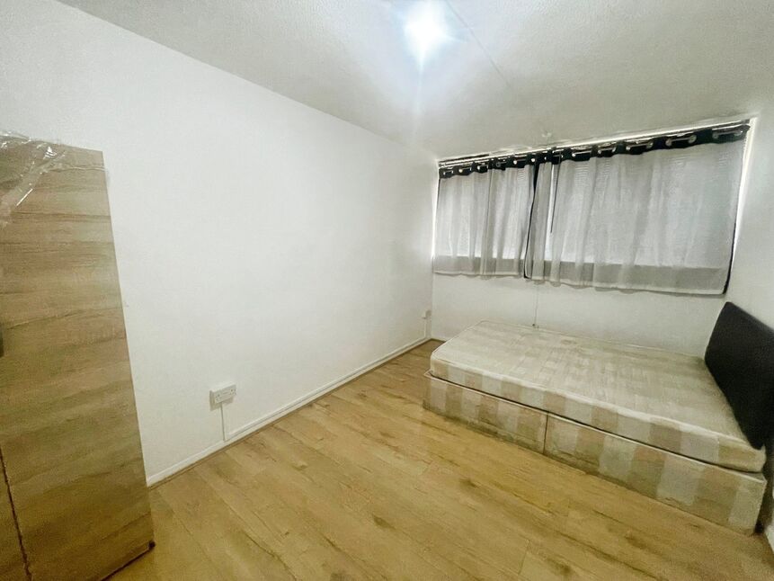 Flat Comyns Close in Greater London