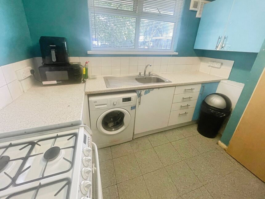 Flat Comyns Close in Greater London