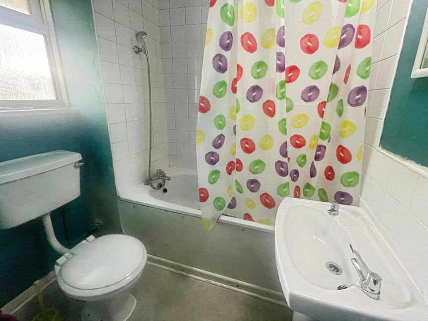 Flat Comyns Close in Greater London