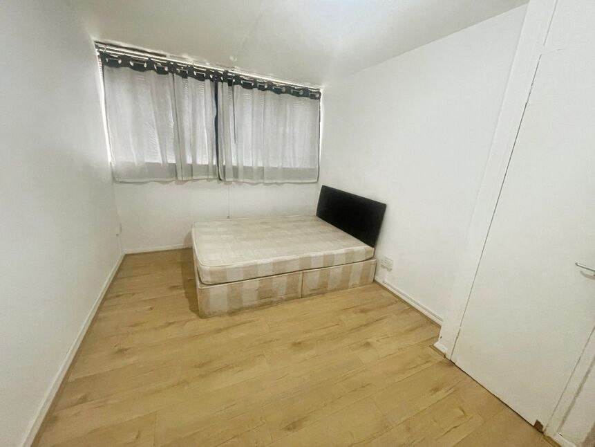 Flat Comyns Close in Greater London