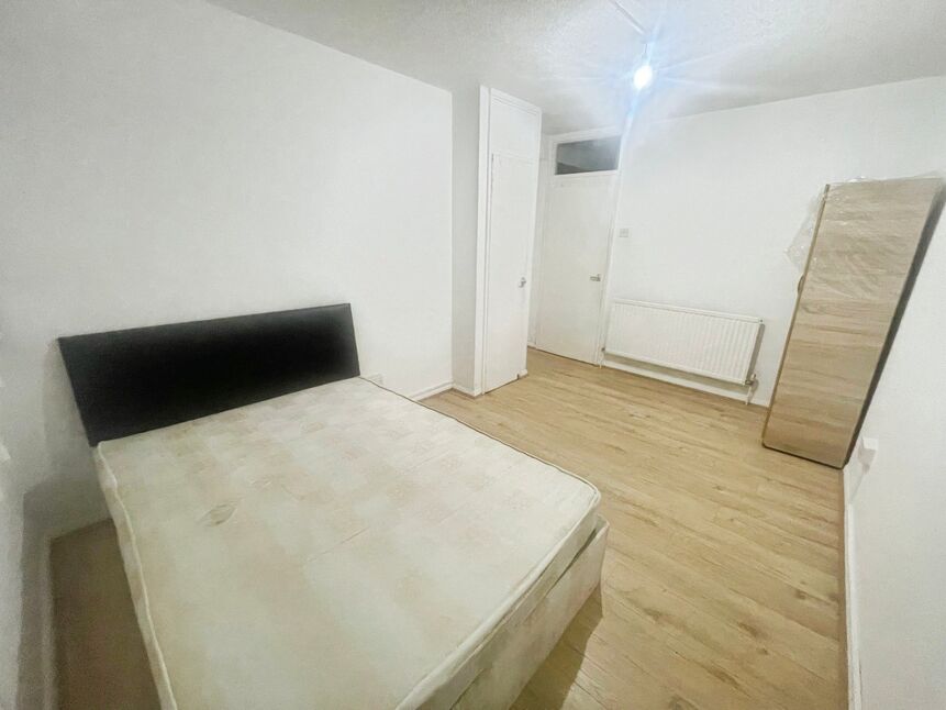 Flat Comyns Close in Greater London