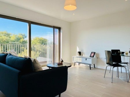 Flat Leacon Road in Ashford