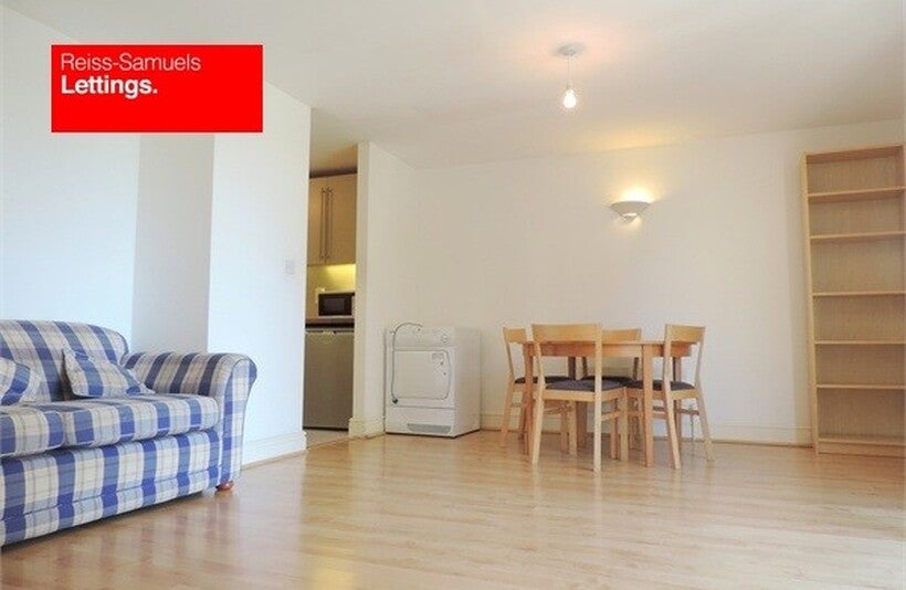 Flat Westferry Road in Greater London