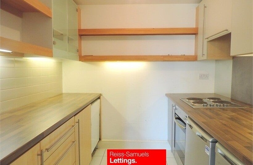 Flat Westferry Road in Greater London