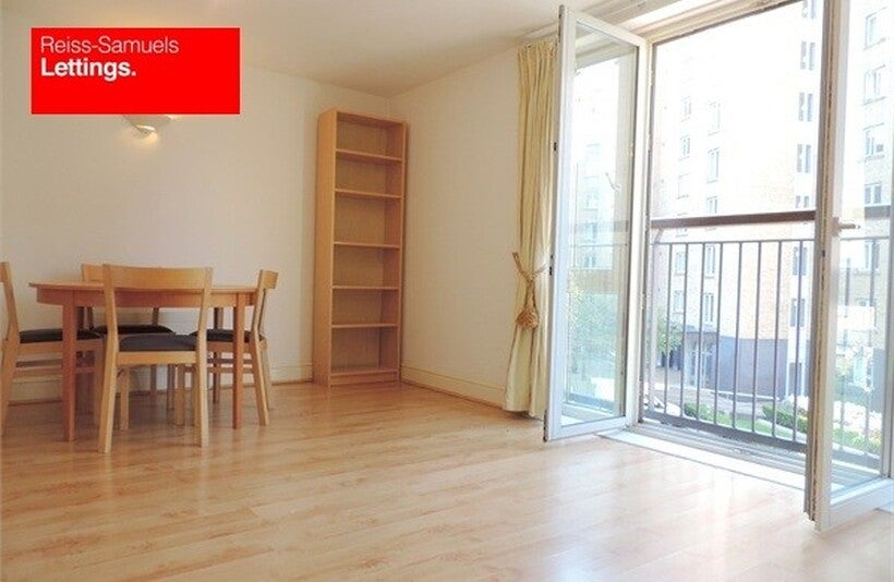 Flat Westferry Road in Greater London