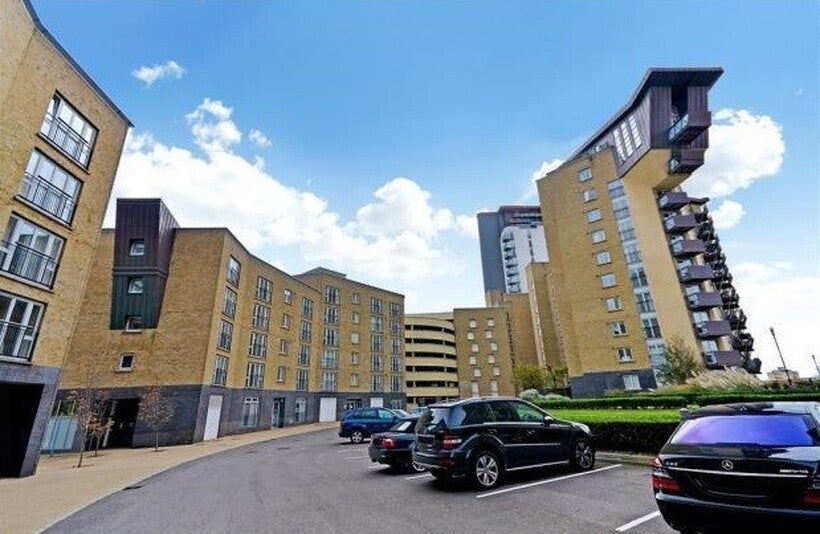 Flat Westferry Road in Greater London