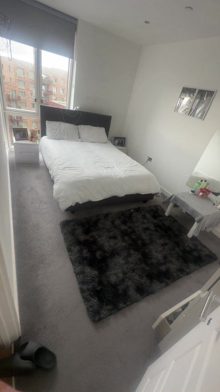Room Shackleton Way in Greater London