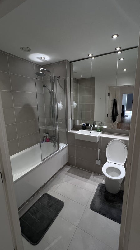Room Shackleton Way in Greater London