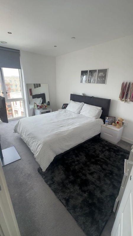 Room Shackleton Way in Greater London