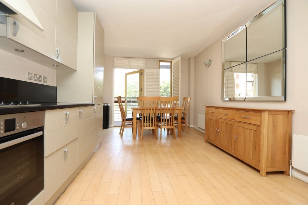 Room Globe Road in Greater London