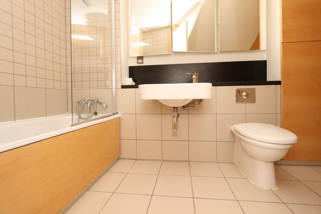 Room Globe Road in Greater London