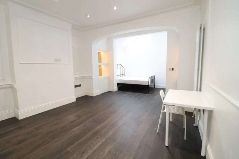 Room Mount Nod Road in Greater London