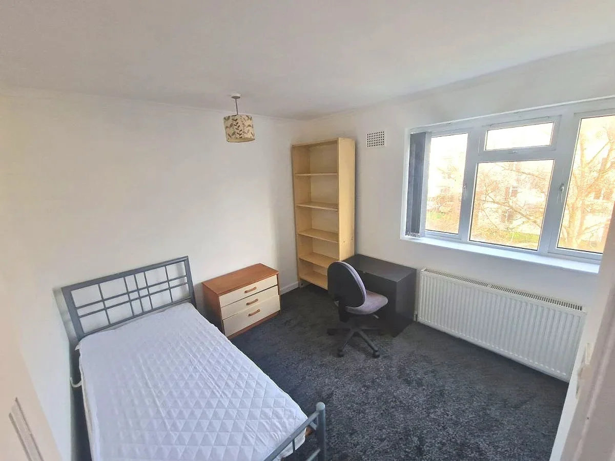 Flat Kingsnympton Park Estate in Greater London