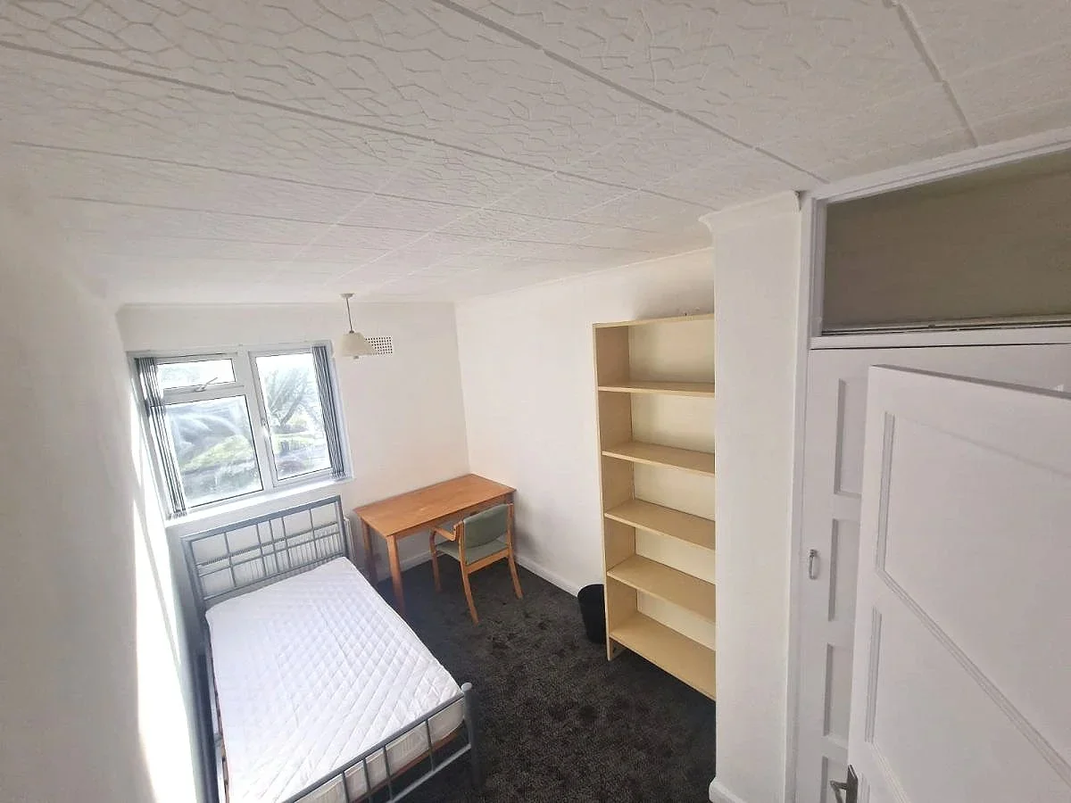 Flat Kingsnympton Park Estate in Greater London
