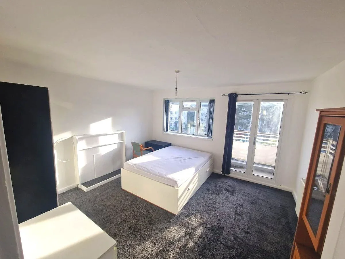 Flat Kingsnympton Park Estate in Greater London