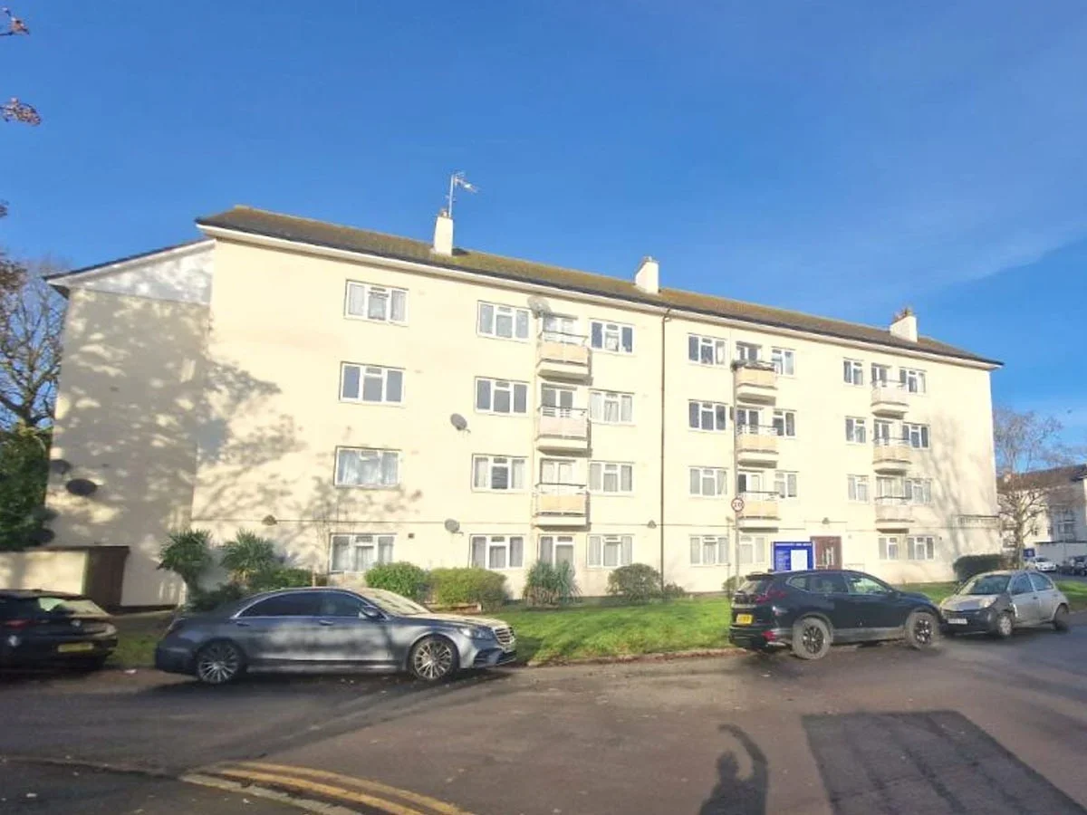 Flat Kingsnympton Park Estate in Greater London