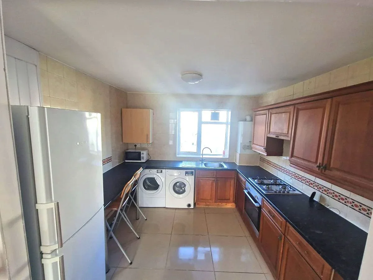 Flat Kingsnympton Park Estate in Greater London