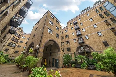 Flat Dockhead in Greater London