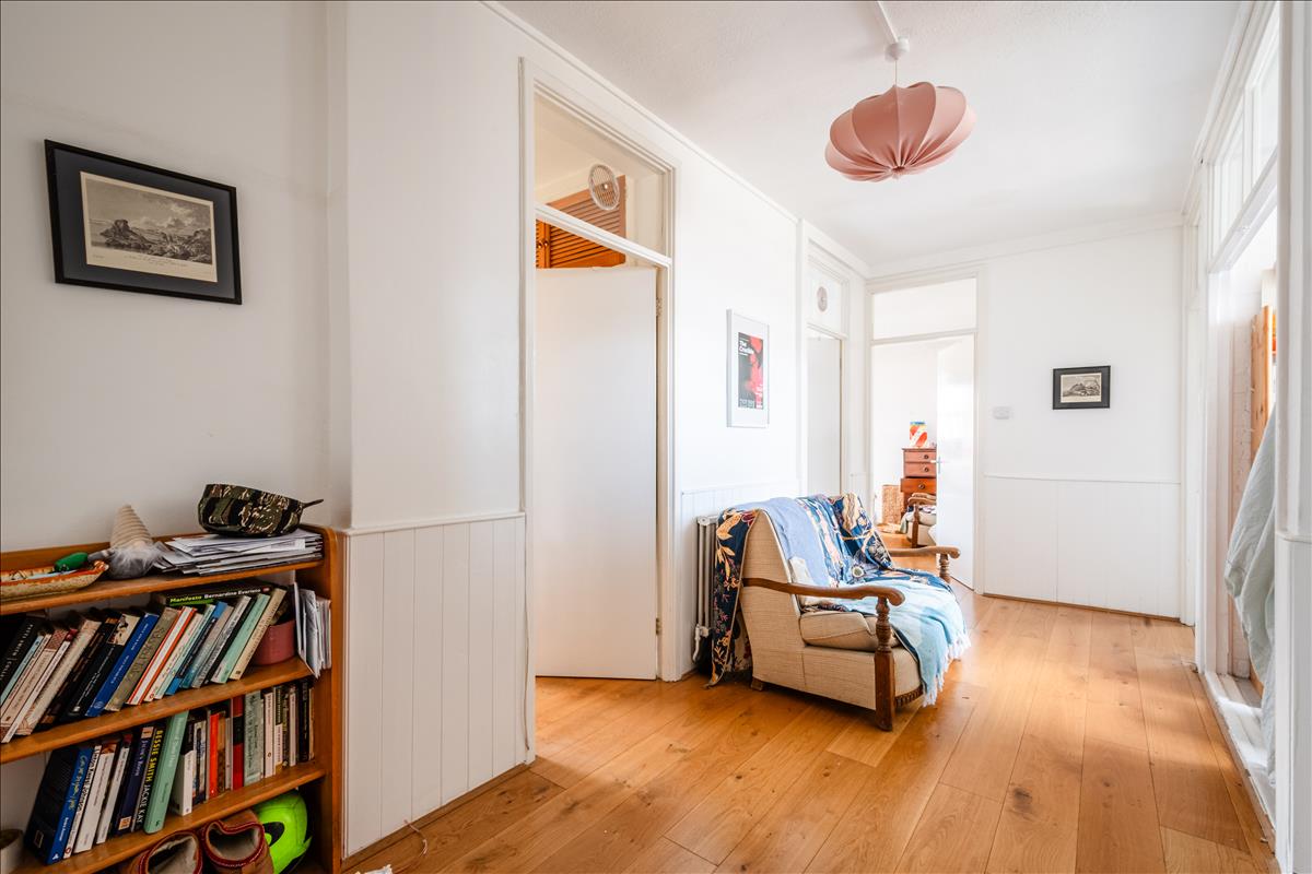 Flat Jacaranda Grove in Greater London