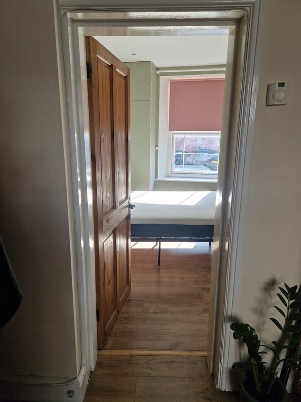 Room Fishponds Road in Bristol