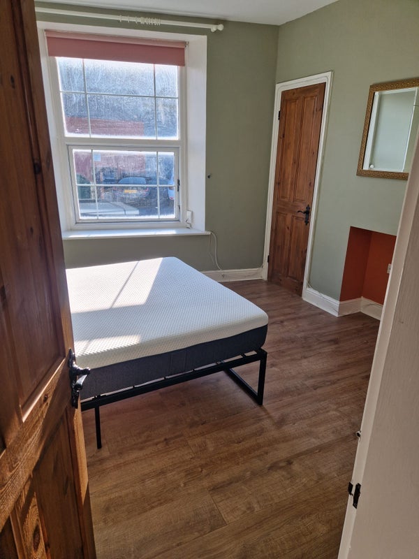 Room Fishponds Road in Bristol