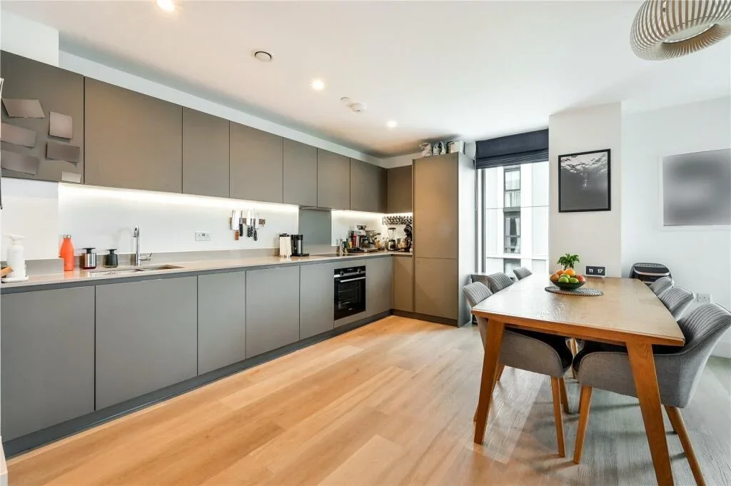 Room Marshgate Lane in Greater London