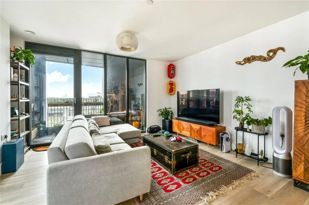 Room Marshgate Lane in Greater London