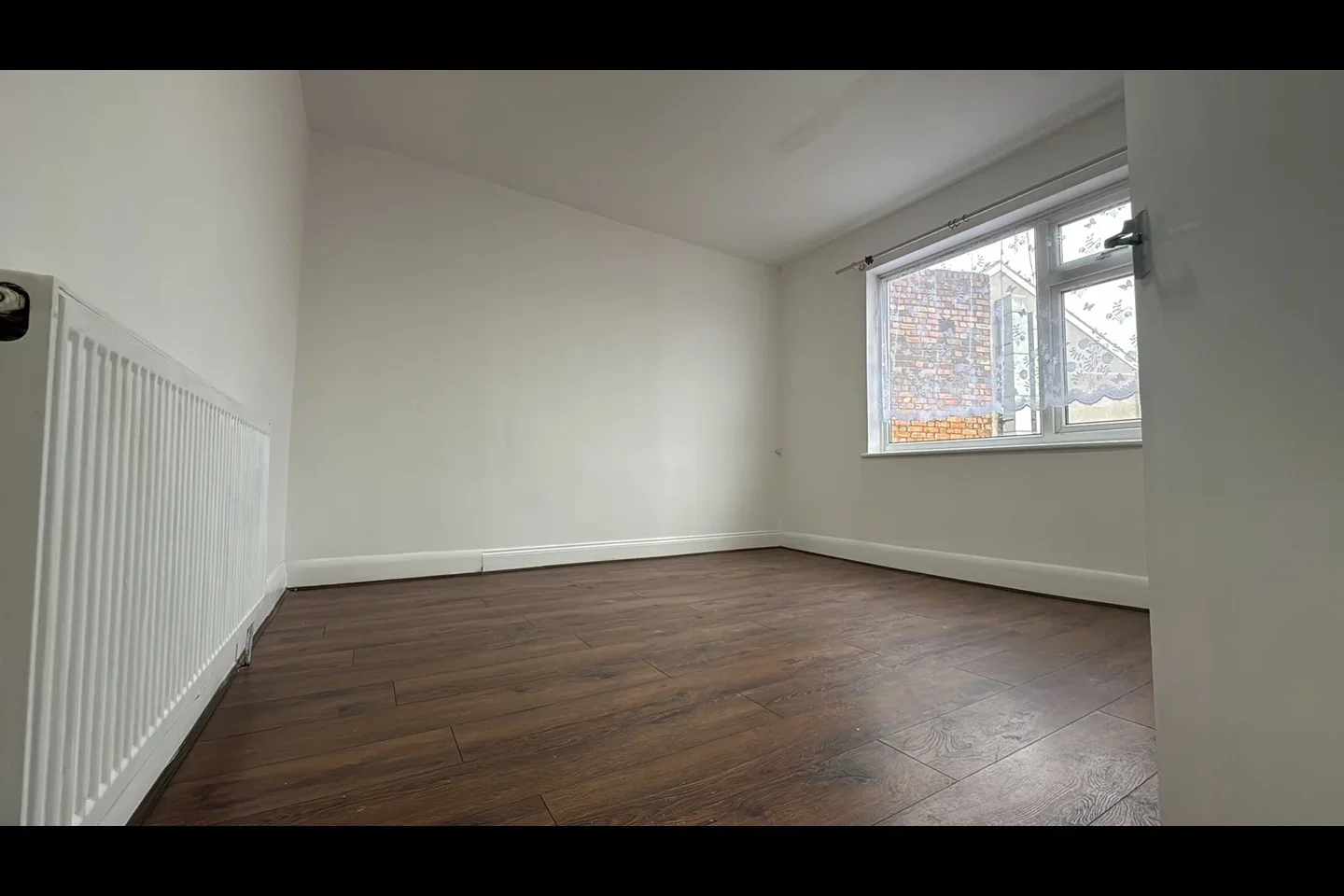 Flat Eastern Avenue in Greater London