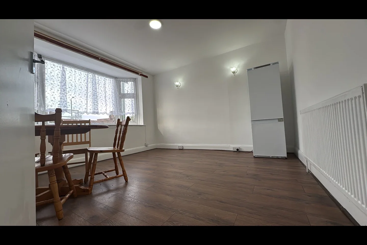 Flat Eastern Avenue in Greater London