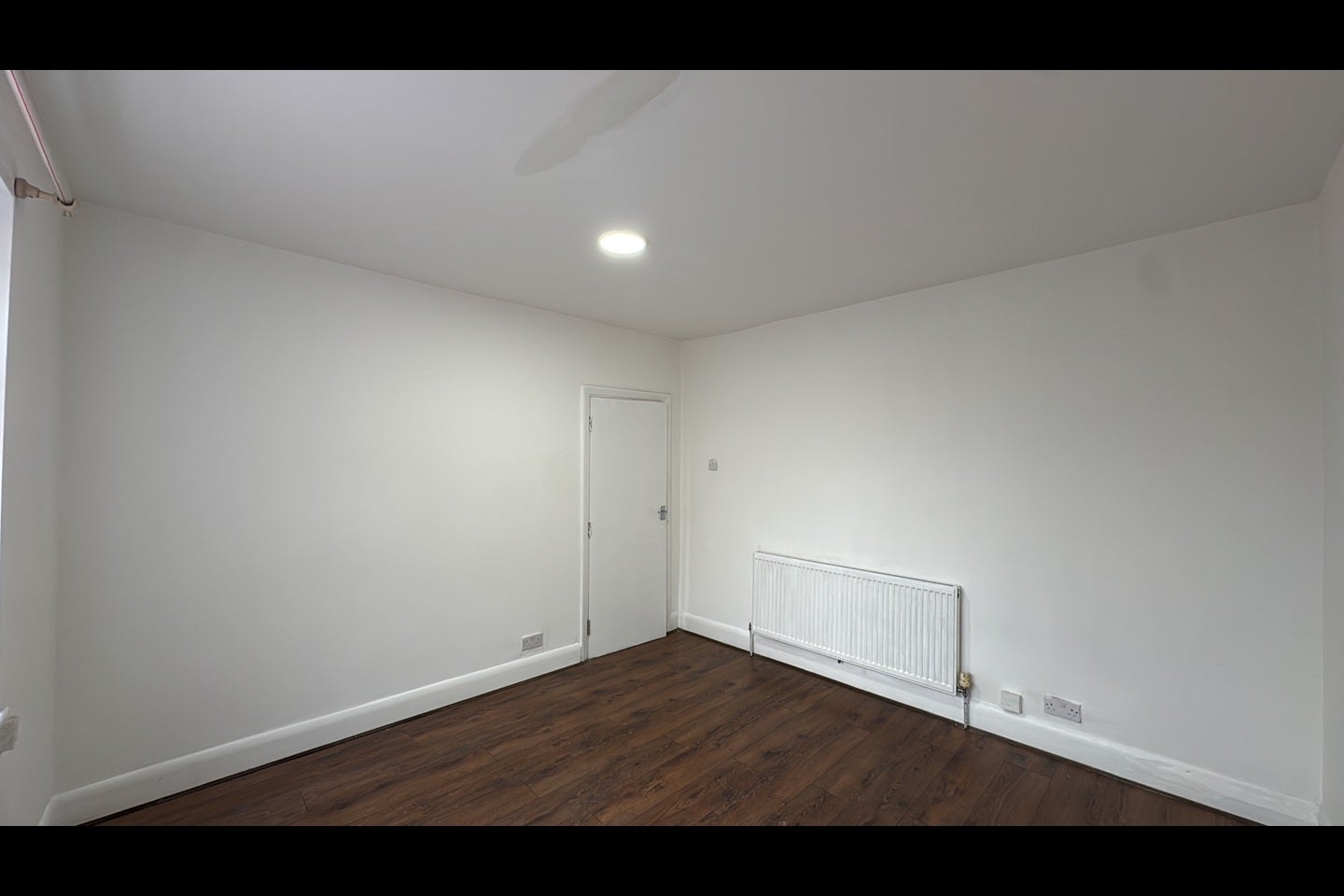 Flat Eastern Avenue in Greater London