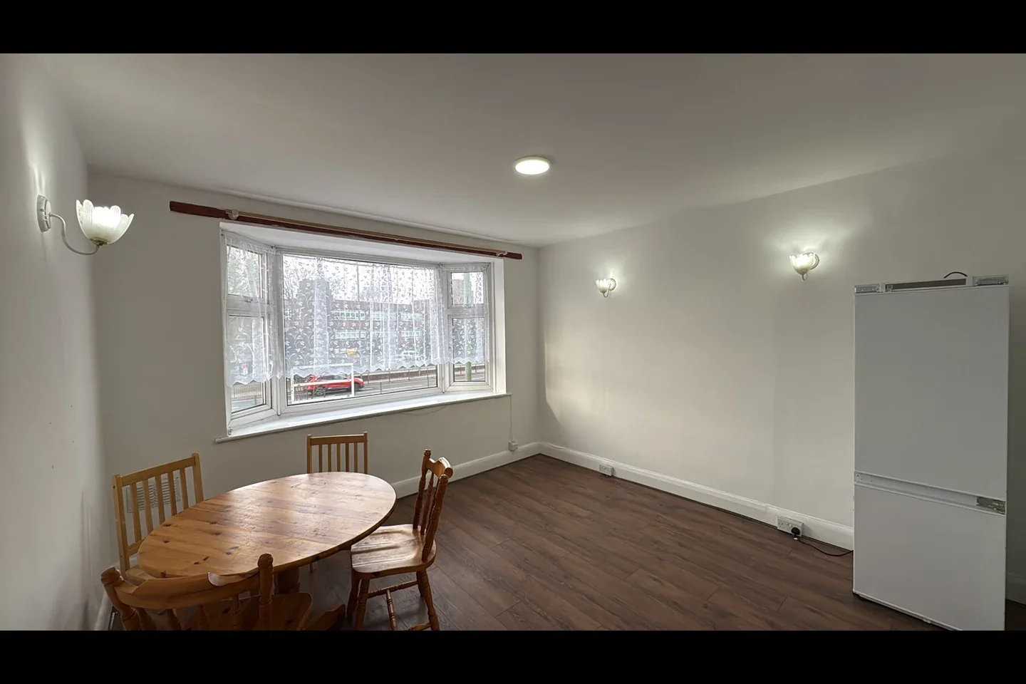 Flat Eastern Avenue in Greater London