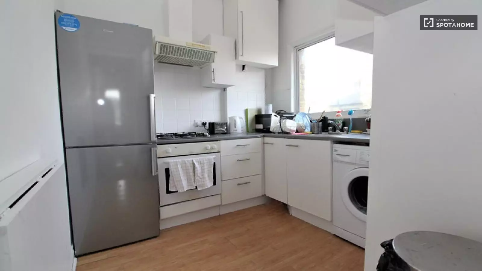 Flat Erpingham Road in Greater London