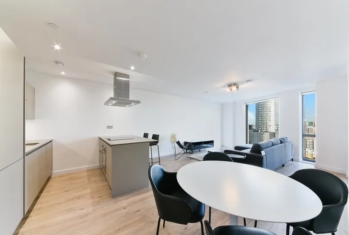 Flat Astoria Way in Greater London