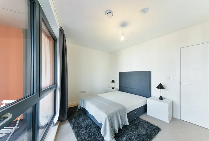 Flat Astoria Way in Greater London