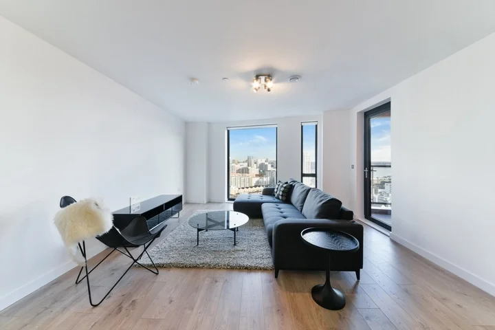 Flat Astoria Way in Greater London