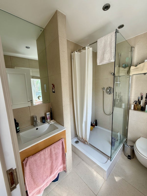 Room Warwick Gardens in Greater London