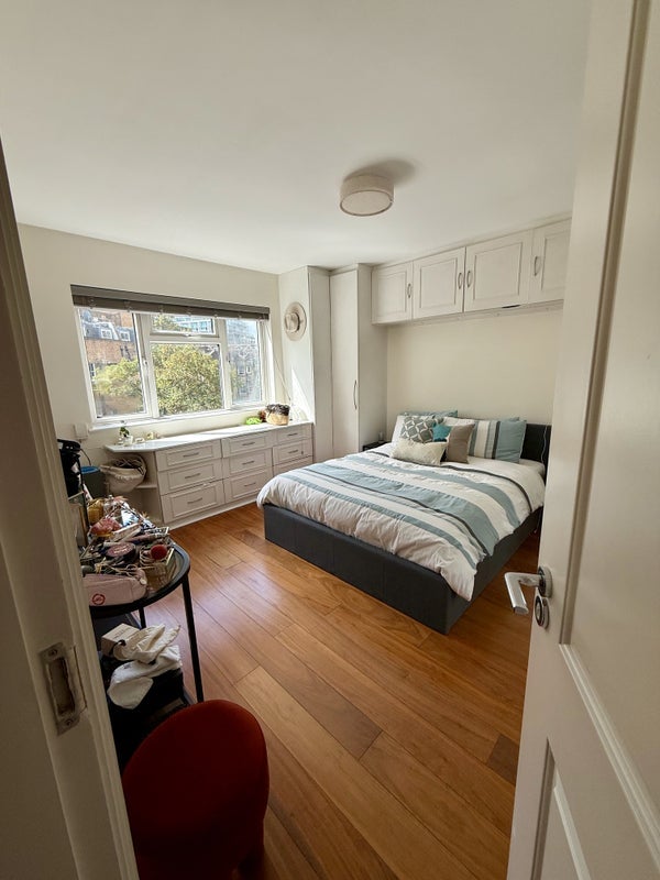 Room Warwick Gardens in Greater London