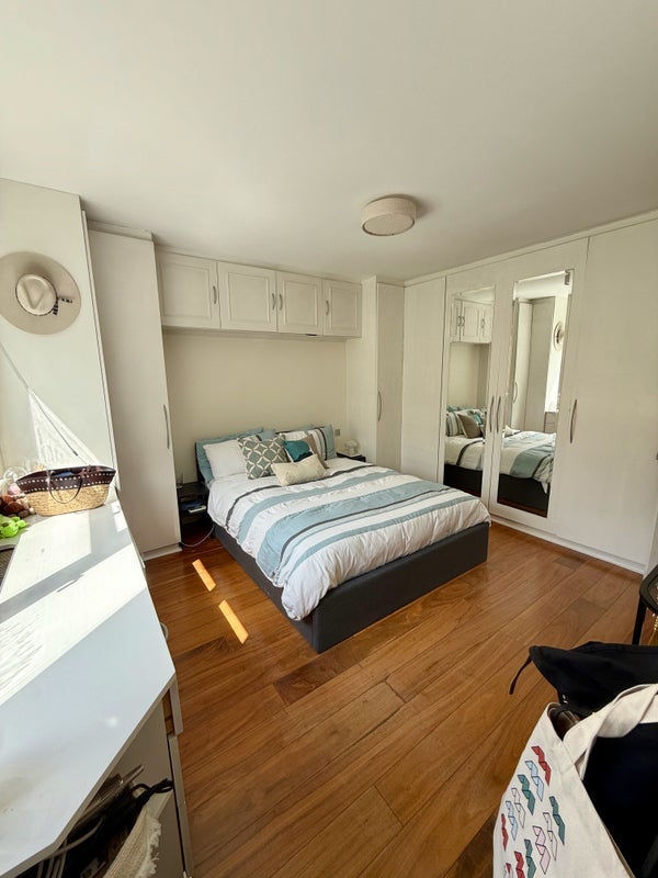 Room Warwick Gardens in Greater London