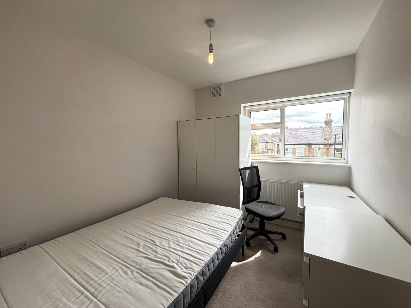 Flat Croxted Road in Greater London