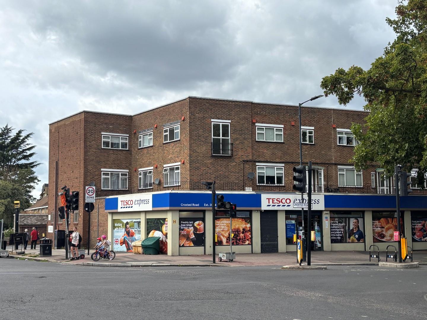Flat Croxted Road in Greater London