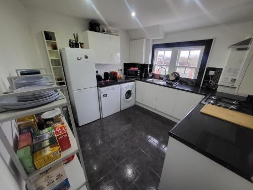 Room Lower Clapton Road in Greater London